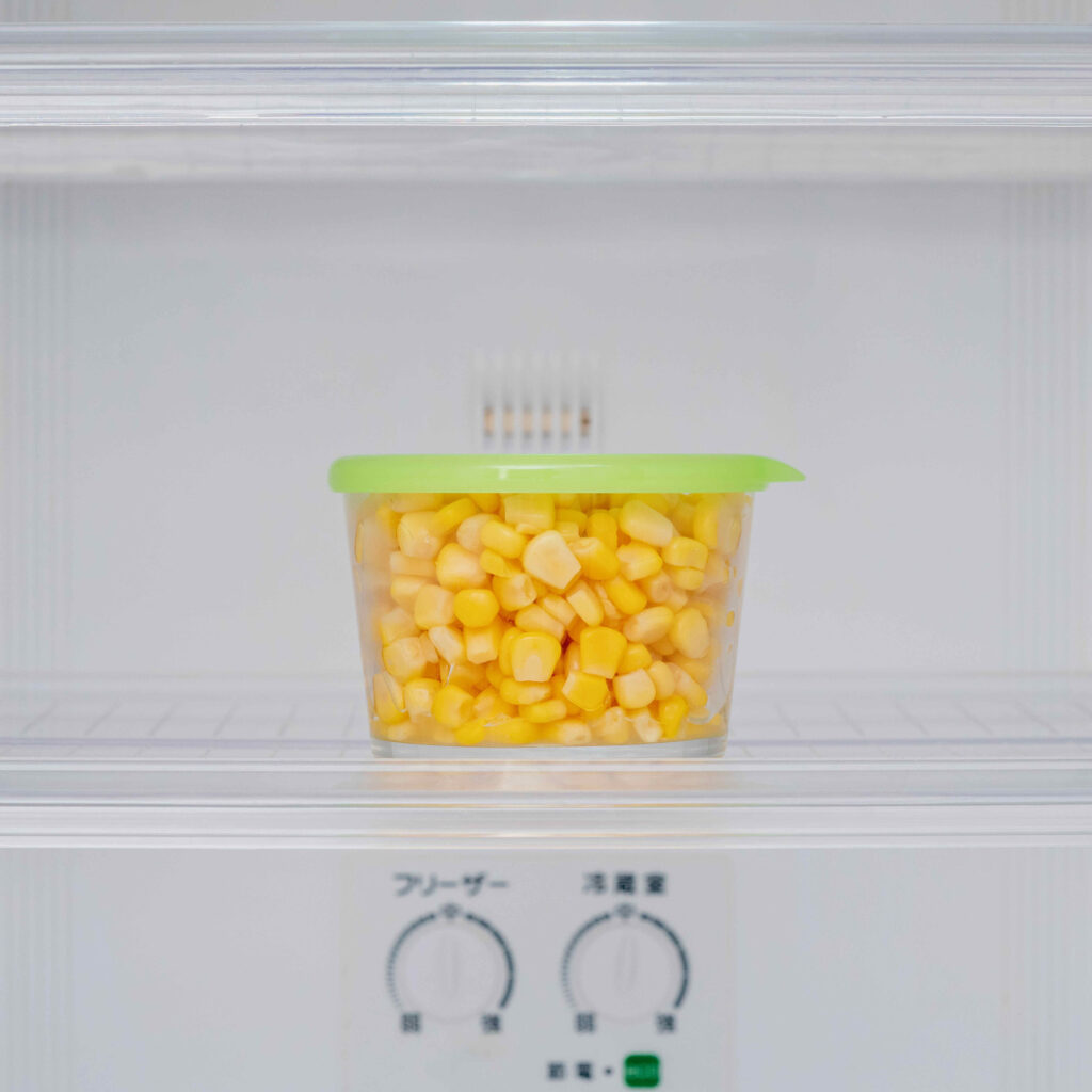 冷蔵庫の中でとうもろこしを冷やして保存する、スイートコーンがたっぷり詰まった保存容器