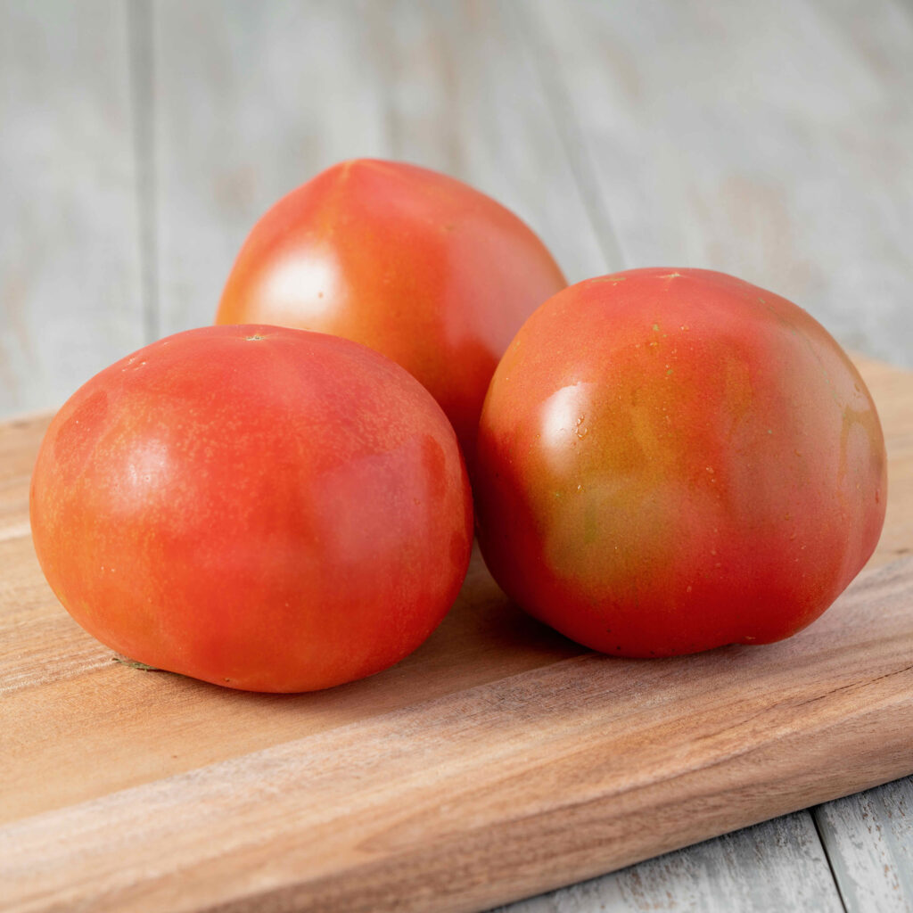カッティングボードの上の3個の大玉トマト