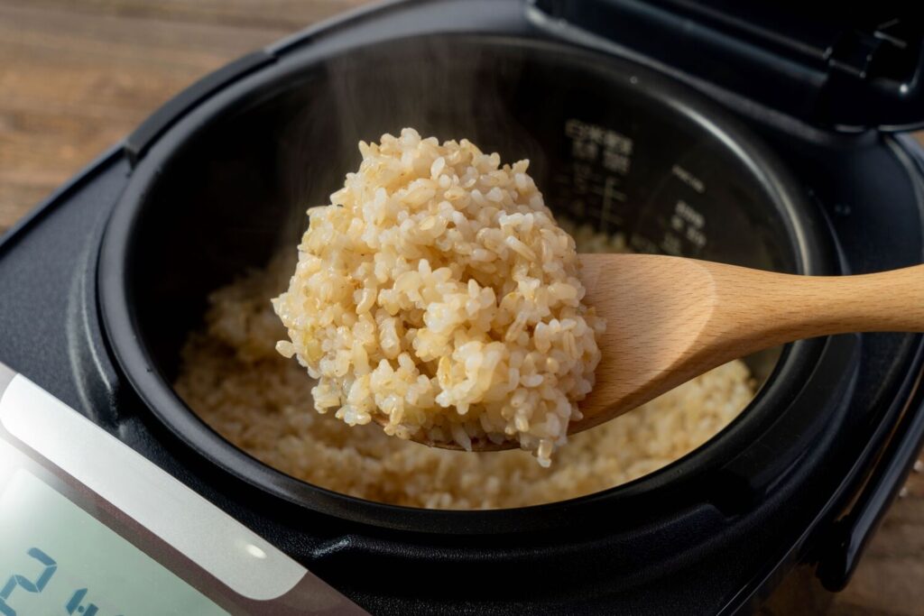 炊飯器で玄米を炊く、炊き立ての玄米をしゃもじですくう