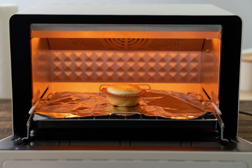 オーブントースターでこんがり焼いているチーズタルト