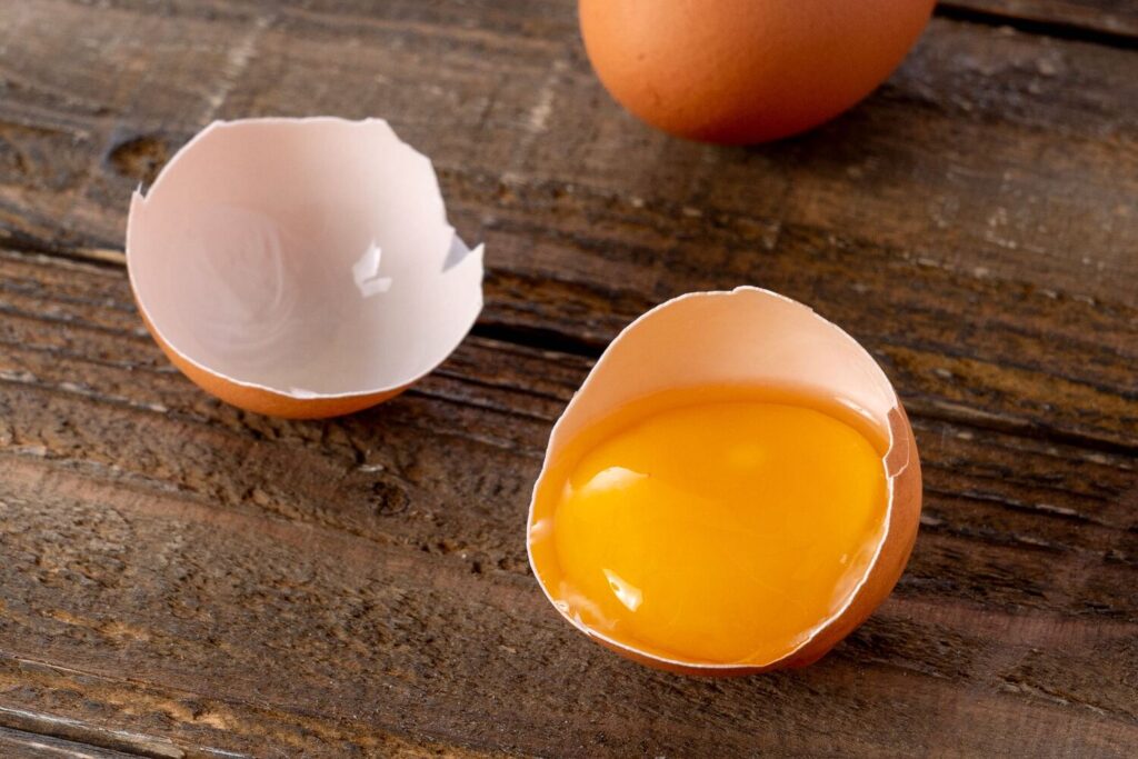 卵を割る,殻の中の卵黄