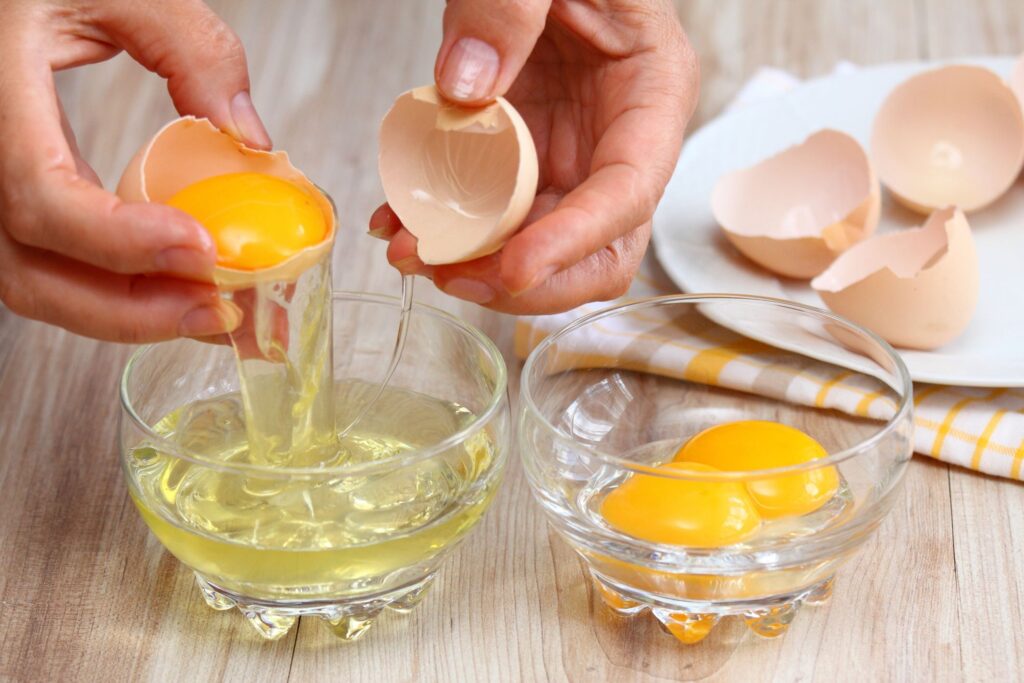 卵を割って白身と黄身を分ける