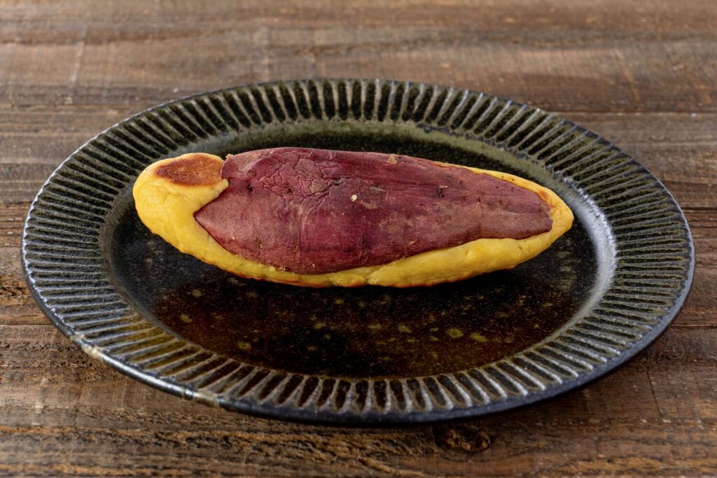 窯焼きポテトの器になっている焼き芋の皮