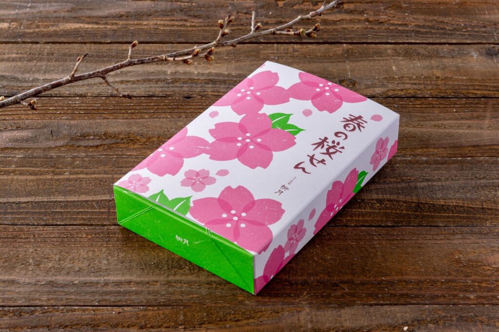 北海道の春限定の香ばしい桜イカみりん煎餅