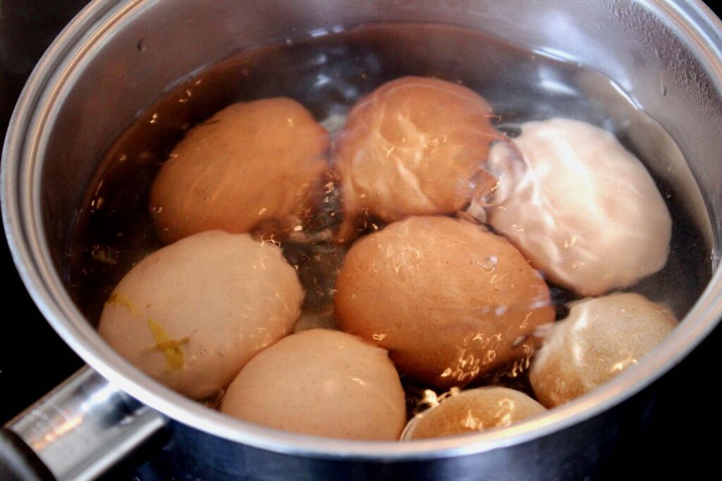 茹で卵を鍋で作る