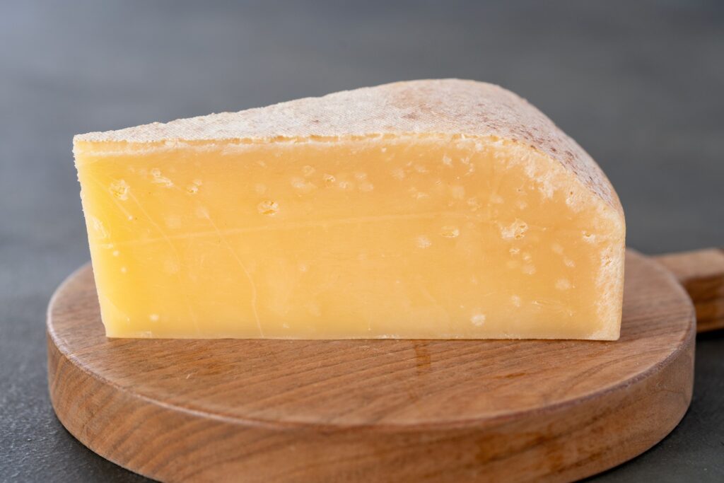 さらべつチーズ工房の「酪佳（らくか）」、カッティングボードの上のゴーダチーズ
