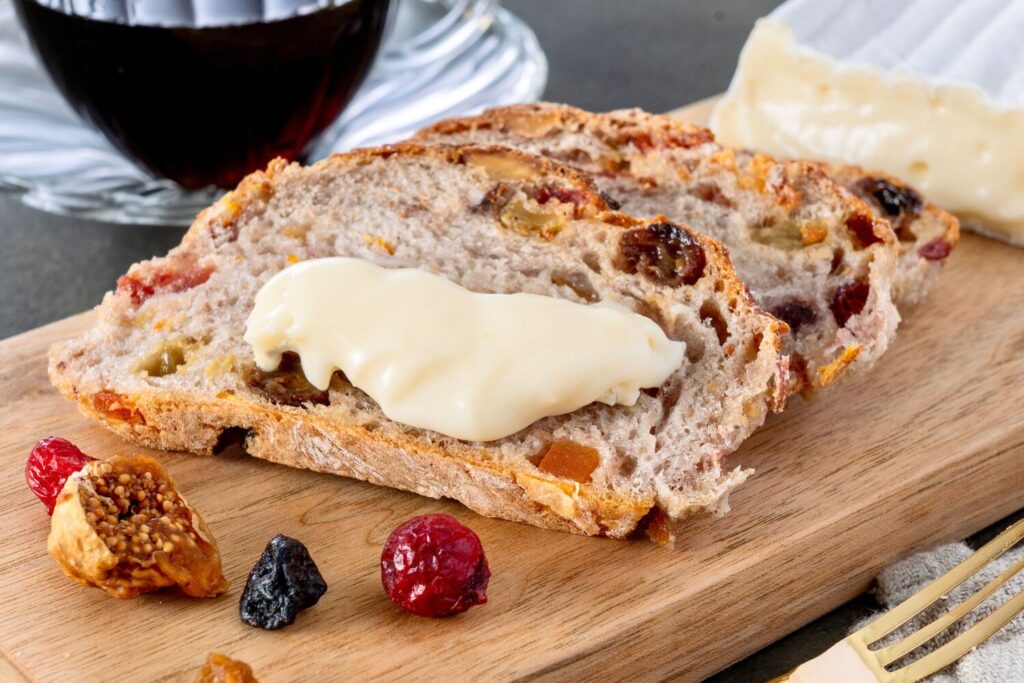 広内エゾリスの谷チーズ社の「コバン」とドライフルーツのパンと赤ワイン