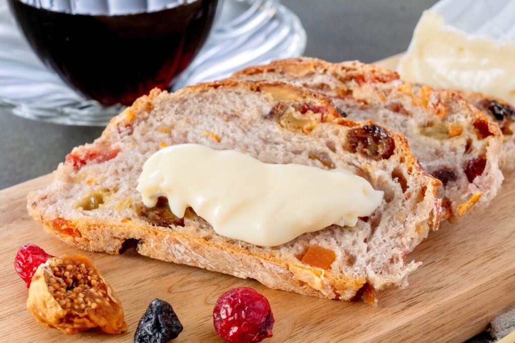 広内エゾリスの谷チーズ社の「コバン」とドライフルーツのパンと赤ワイン