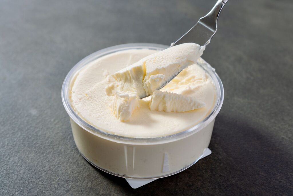 NEEDSのクリームチーズをバターナイフですくう