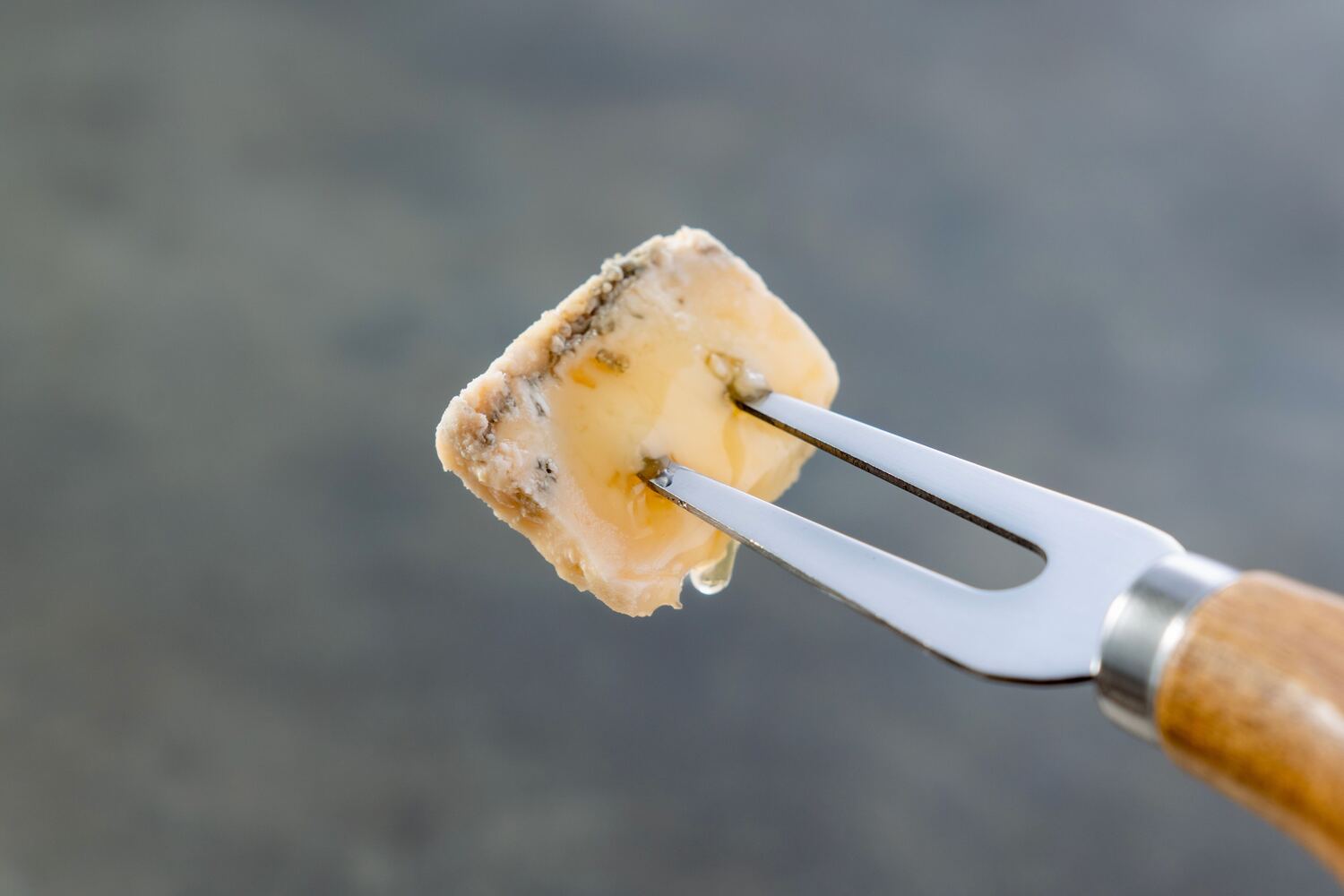 ニセコチーズ工房の青カビチーズ「二世古　空【Ku：】」にハチミツをかけて食べる