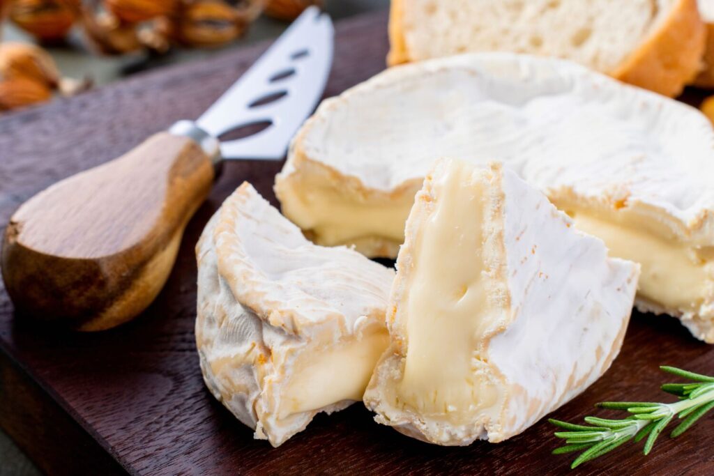 のぼりべつ酪農館のカマンベールのような白カビチーズ「ニュービアンカ」とチーズナイフとバゲット