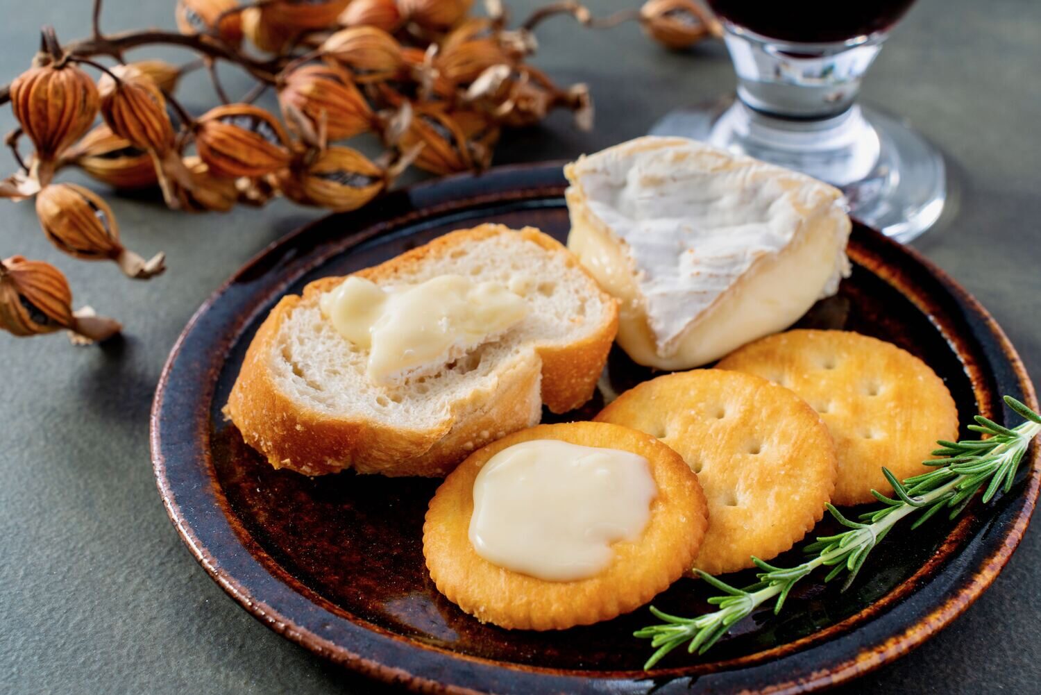 のぼりべつ酪農館の白カビチーズ「ニュービアンカ」をクラッカーやバゲットに塗って食べる