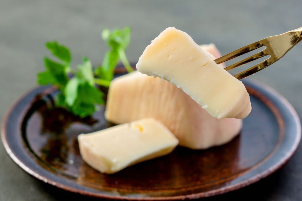白糠酪恵舎のウォッシュチーズ「ロビオーラ」 をフォークで刺す
