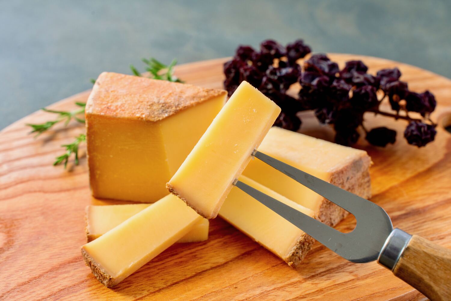しあわせチーズの工房の「幸（さち）」を薄くスライスしてチーズフォークで刺す