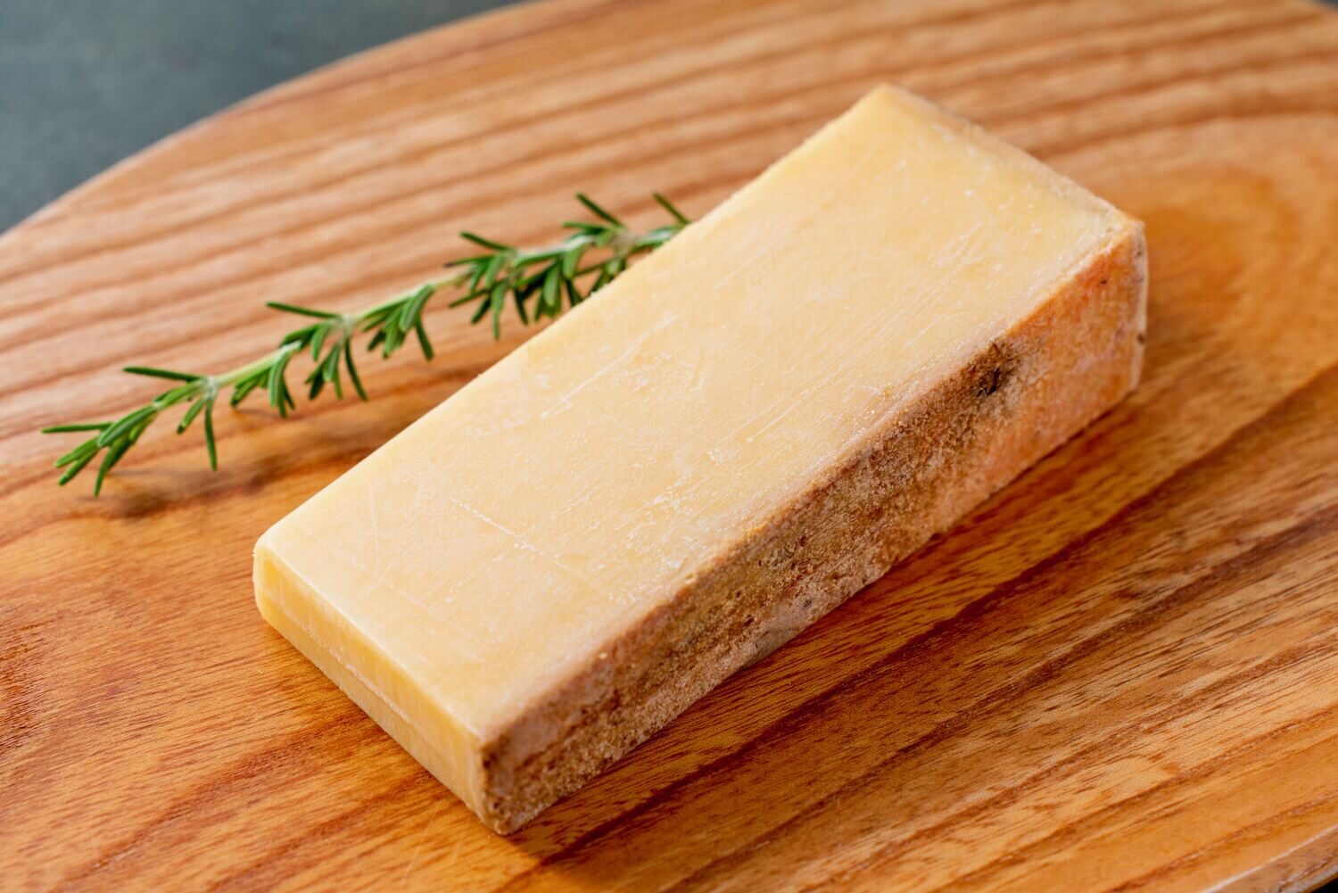 北海道足寄町にあるしあわせチーズ工房の「幸（sachi）」,カッティングボードの上のハードチーズ