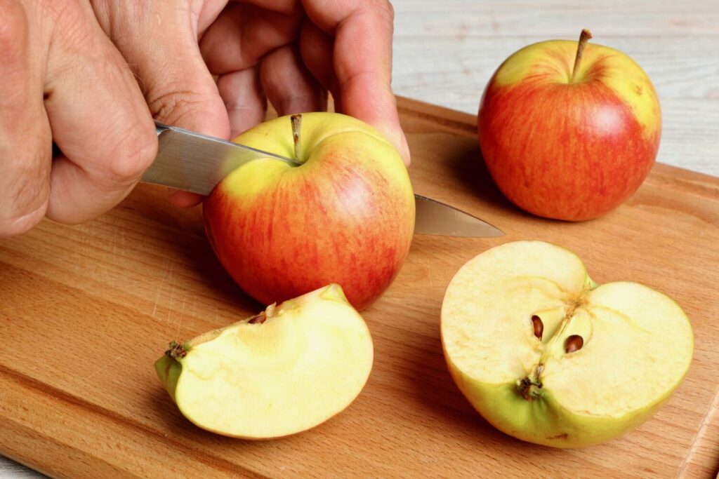 カットして断面が変色したリンゴ,りんごの褐変
