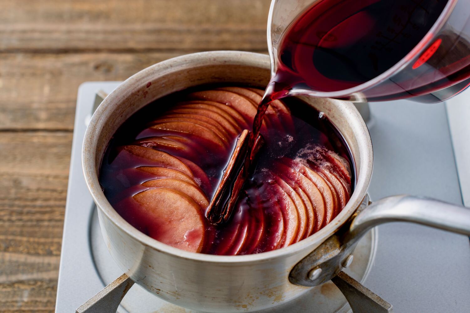 スライスしたりんごに赤ワインを注ぐ,リンゴのホットワイン