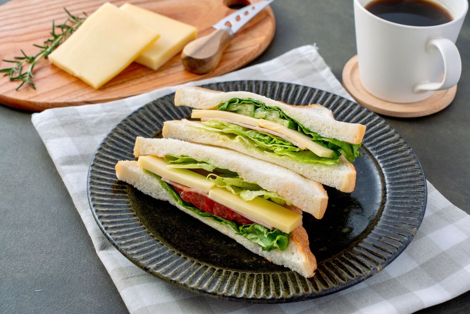 冨田ファームのチーズ「カムイ・スイ」とサンドイッチ
