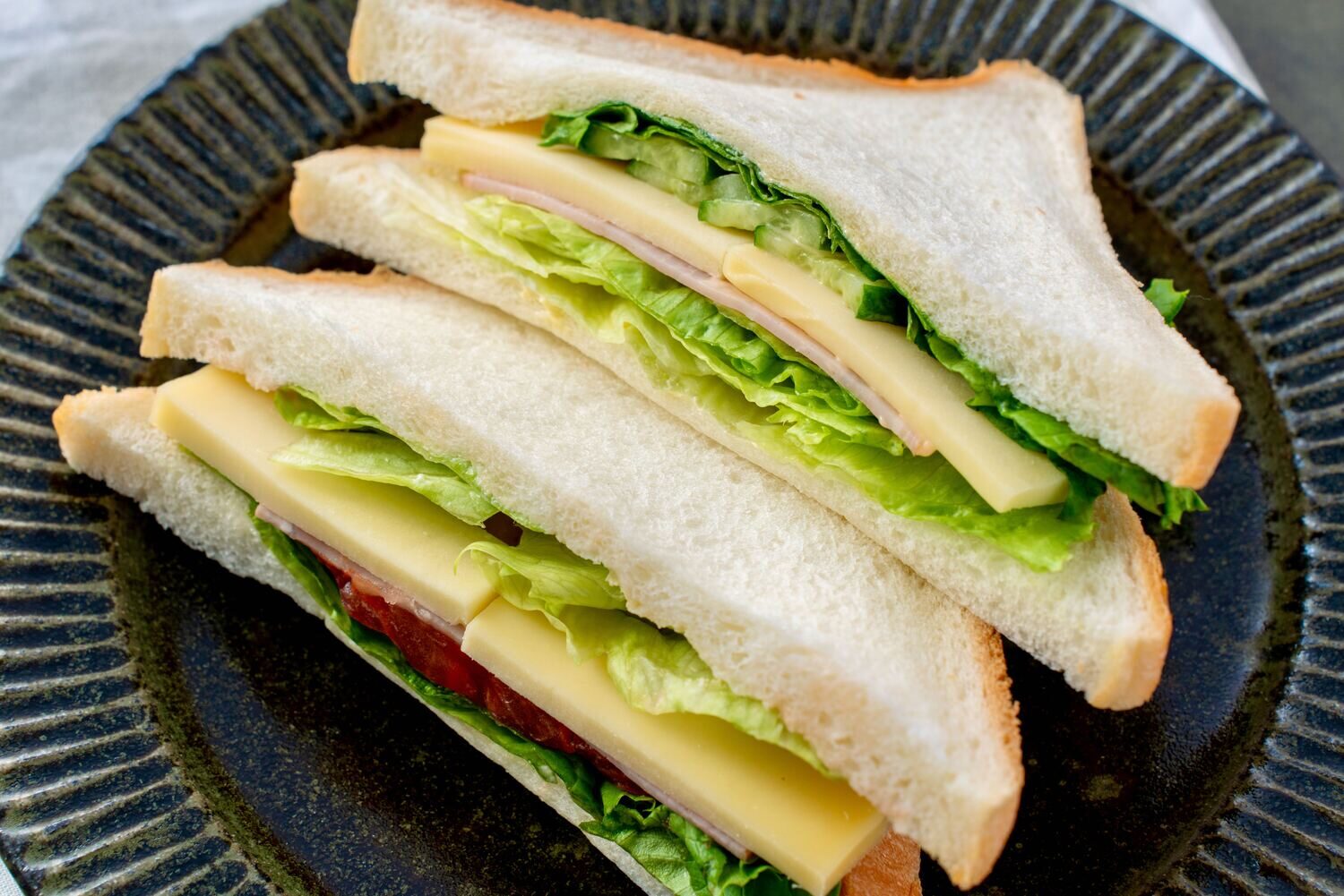冨田ファームのチーズ「カムイ・スイ」を使ったサンドイッチ