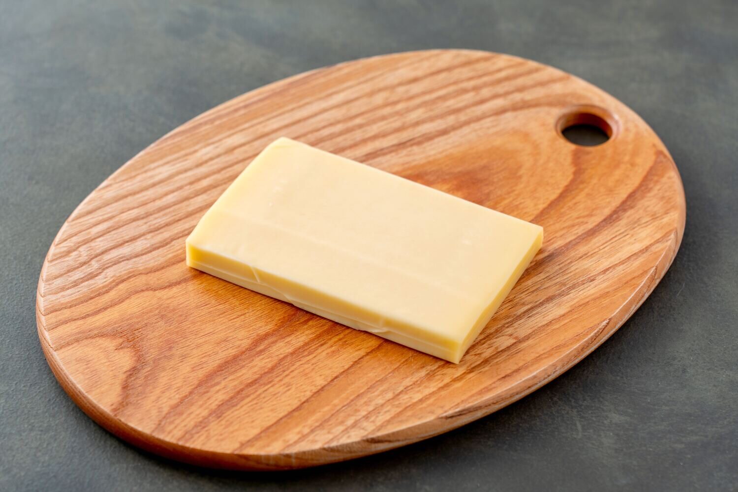冨田ファームのチーズ「カムイ・スイ（和製エメンタール）」