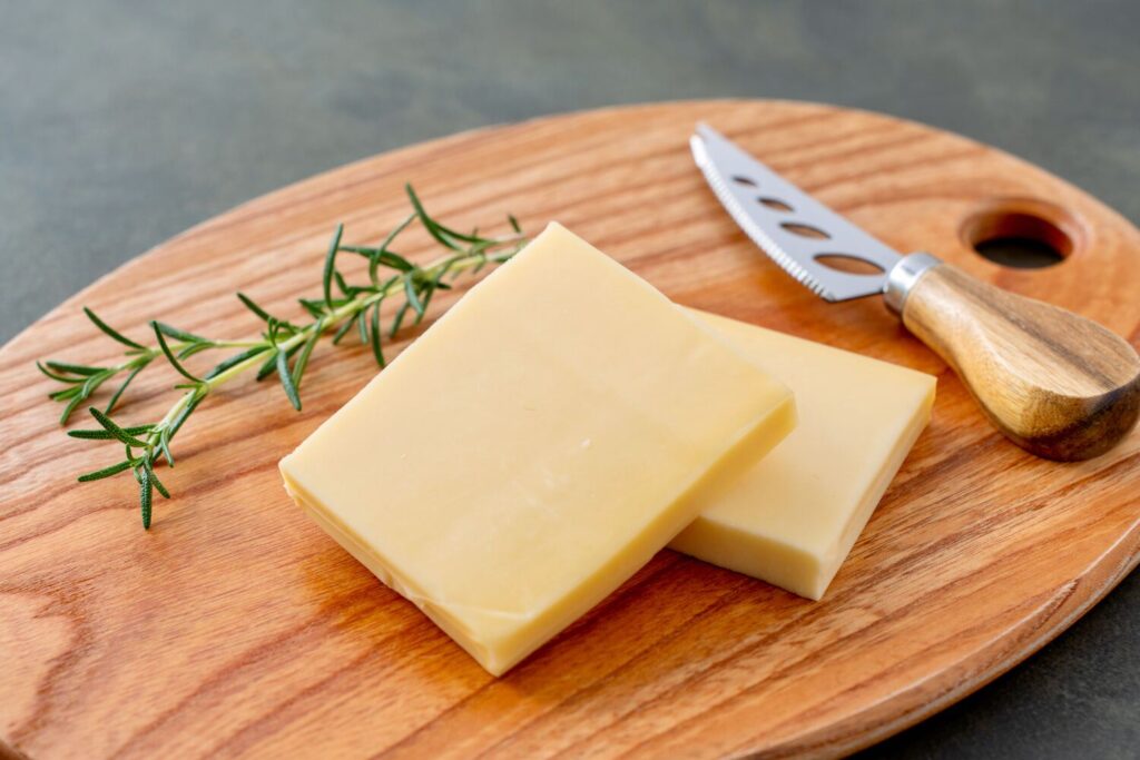 冨田ファームのナチュラルチーズ,カムイ・スイとチーズナイフとローズマリー