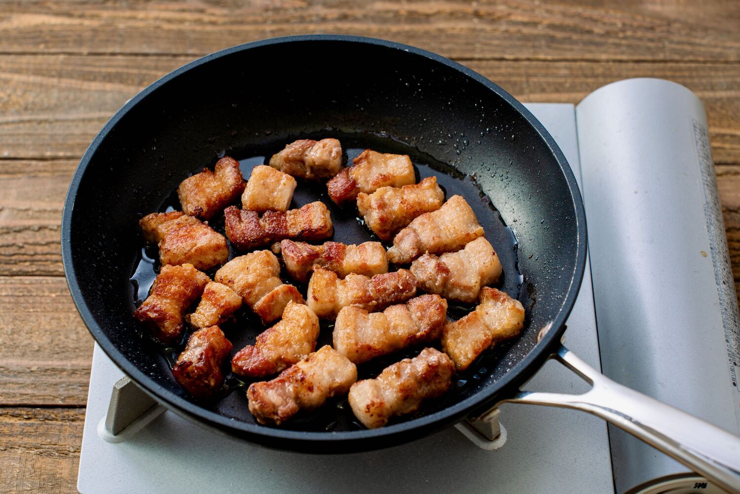 酢豚用の豚肉をフライパンで焼く