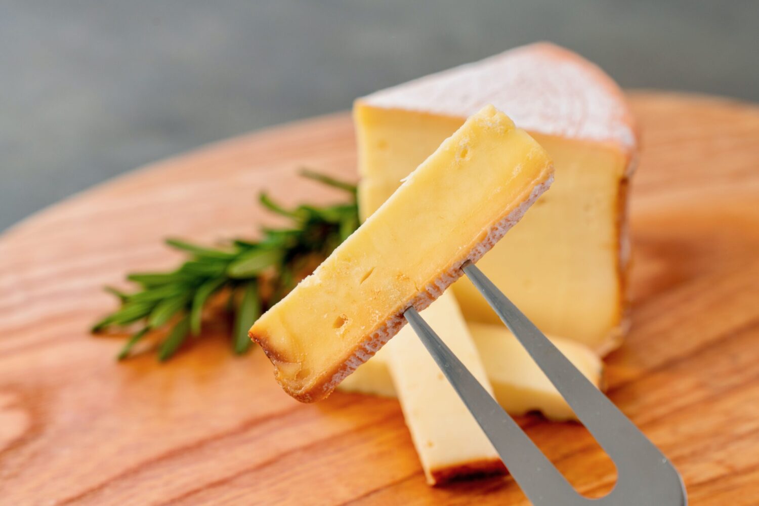 しあわせチーズ工房の「茂喜登牛（もきとうし）」,スライスした北海道のウォッシュチーズ