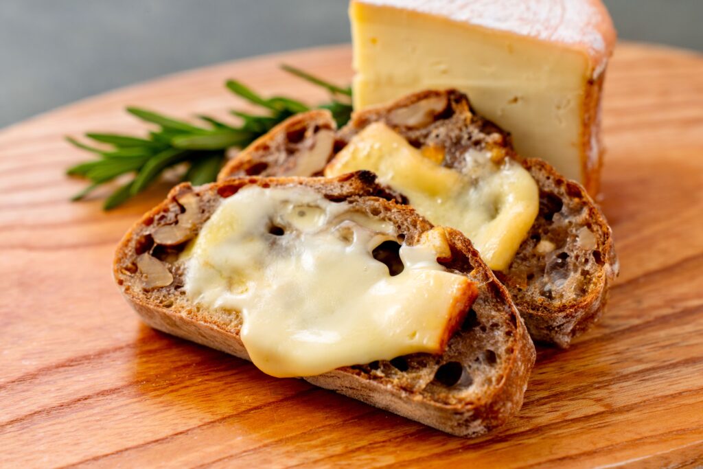 しあわせチーズ工房のウォッシュチーズ「茂喜登牛」をパンにぬる