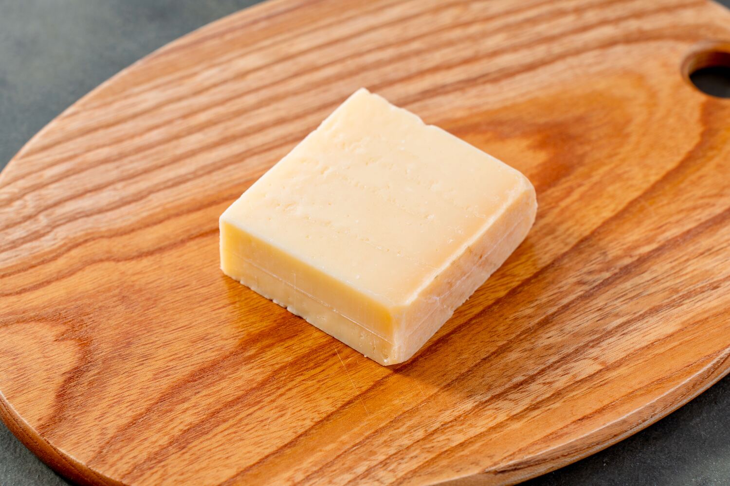 カッティングボードの上の白糠酪恵舎のチーズ「タンタカ」