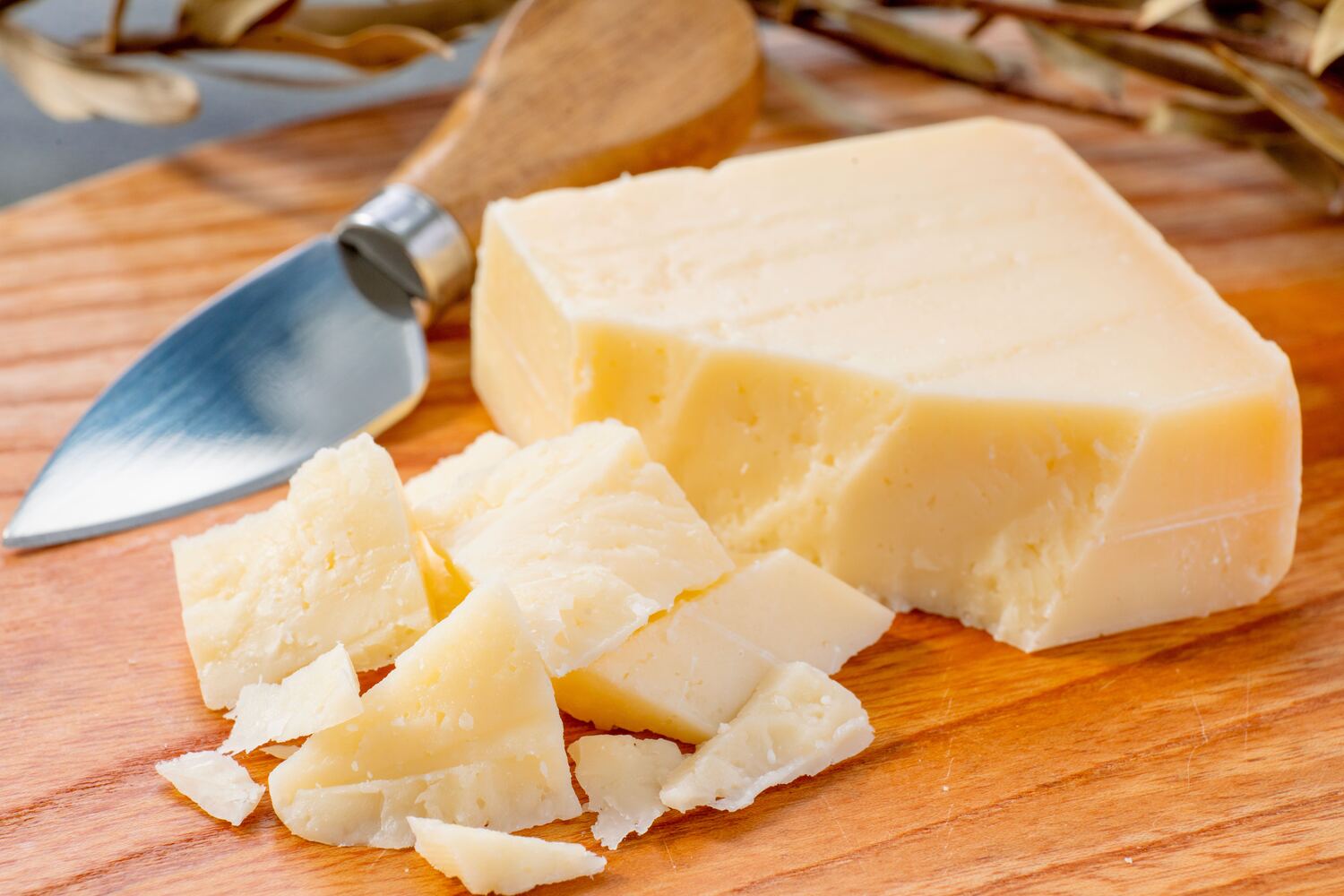 白糠酪恵舎のチーズ「タンタカ」をナイフで崩す