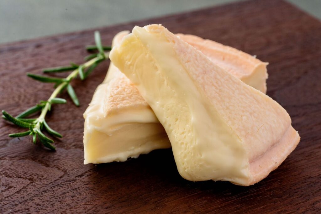 冨田ファームのおこっぺ山のチーズとローズマリー,北海道産ウォッシュチーズ
