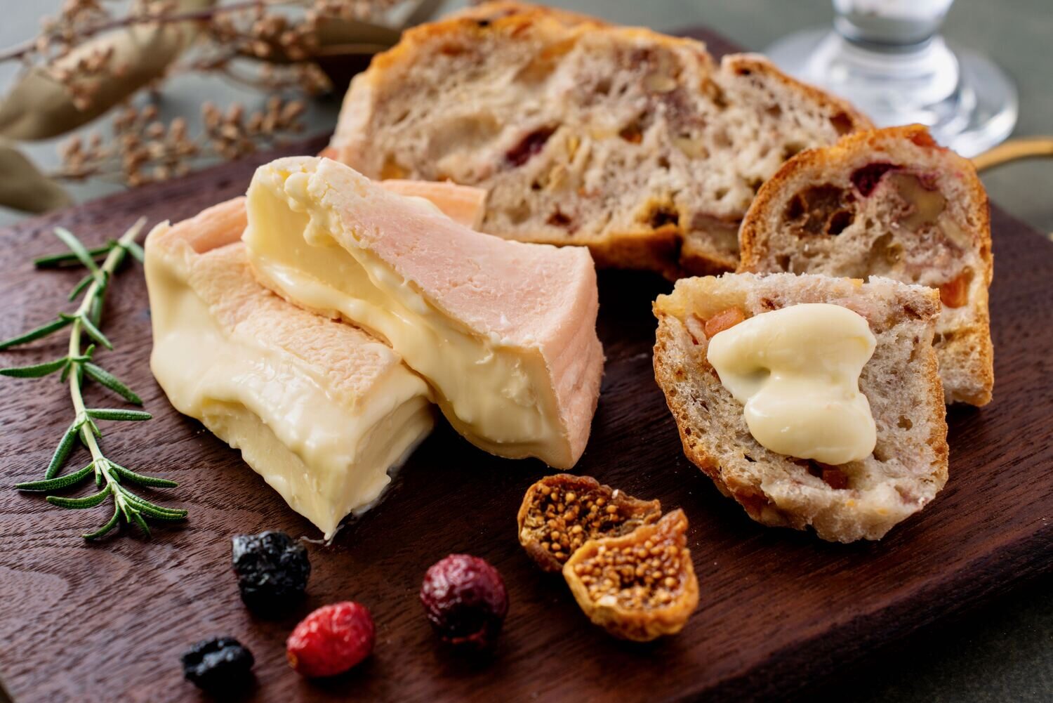 冨田ファームの「おこっぺ山のチーズ」とドライフルーツのパンとワイン