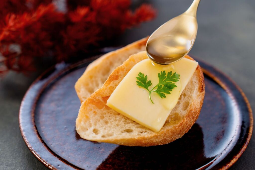 ノースプレインファームの季節の有機セミハードチーズ,バゲット,オリーブオイル