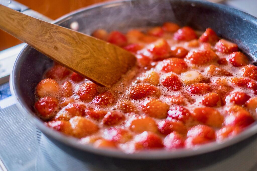 いちごジャム作り,フライパンに入った苺を加熱