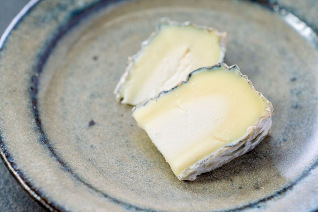 キサラファームの山羊乳
チーズ「十勝シェーブル・炭」2切れ