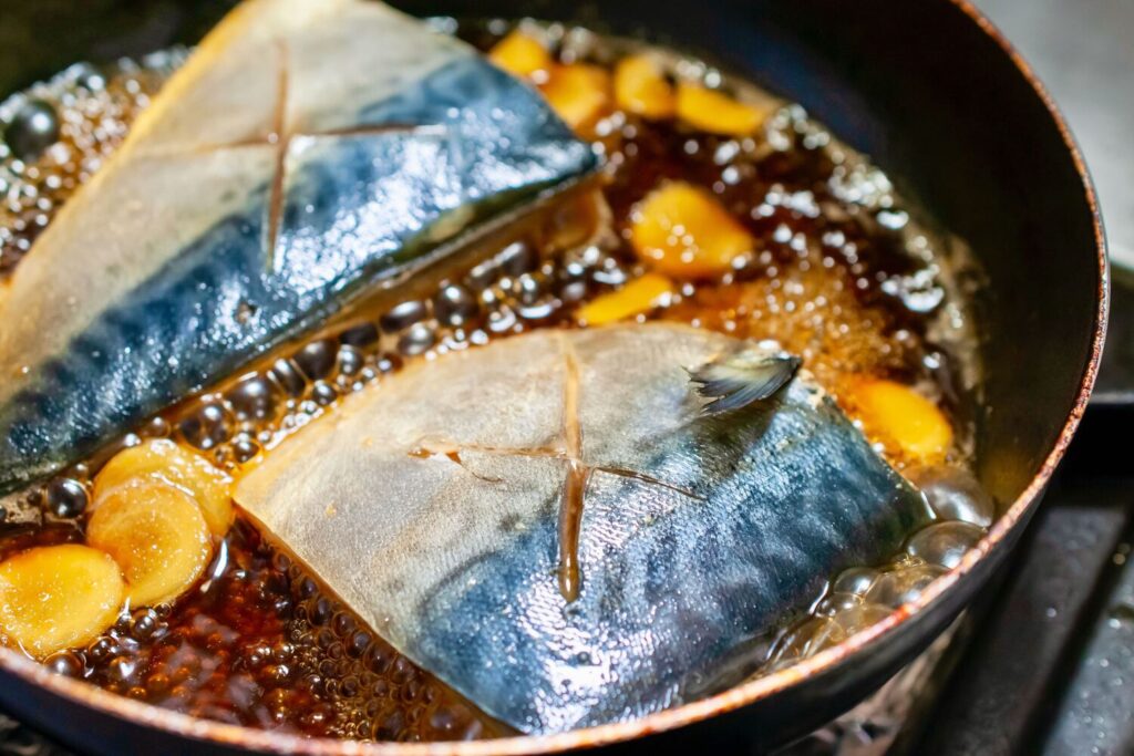 フライパンで鯖の味噌煮を作る