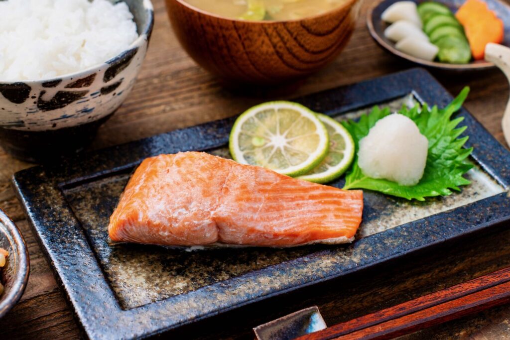 北海道産秋鮭の塩焼きとご飯と味噌汁と漬物