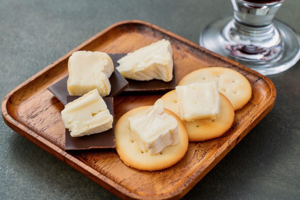 のぼりべつ酪農館のウォッシュタイプチーズであるルーナをダークチョコレートやクラッカーに乗せた一品
