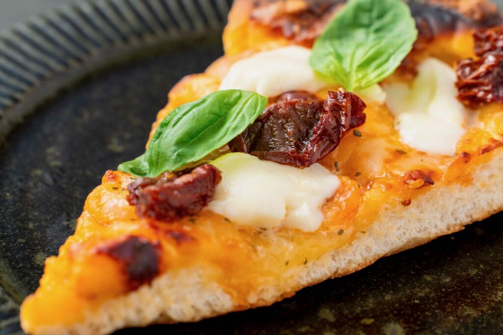 半田ファームのモッツァレラチーズをピザにトッピング,ピッツァマルゲリータ
