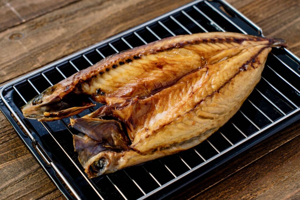 小坂水産の脂とろサバ開き,北海道産の特大鯖の一夜干しをグリルで焼く,焼き鯖