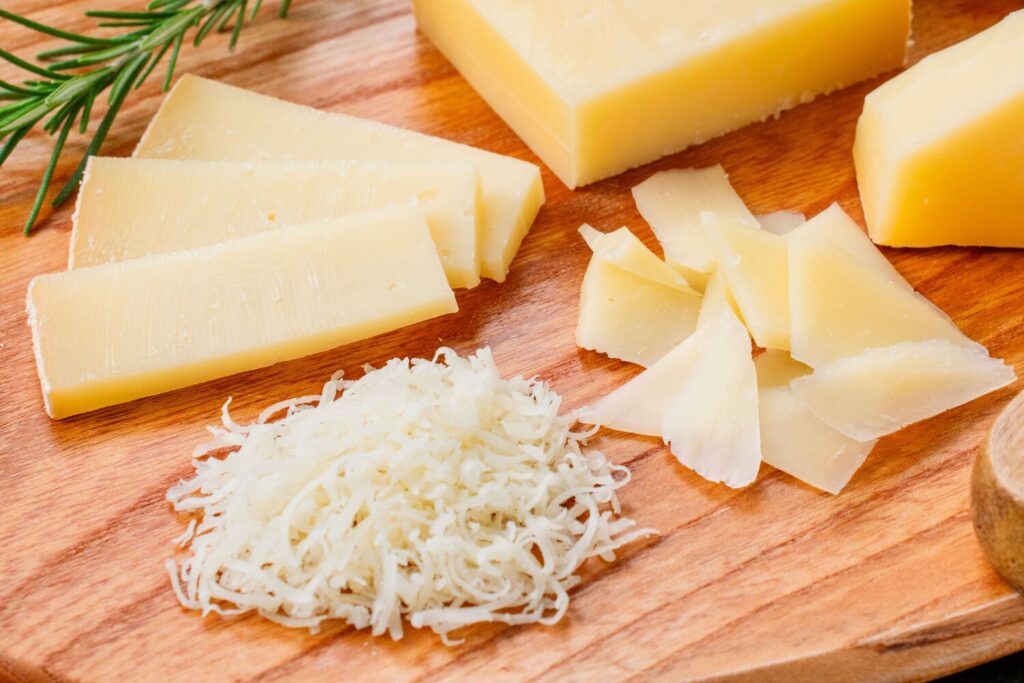 半田ファームのルーサン,パルメザンのように削ったり薄切りにしたハードタイプチーズ