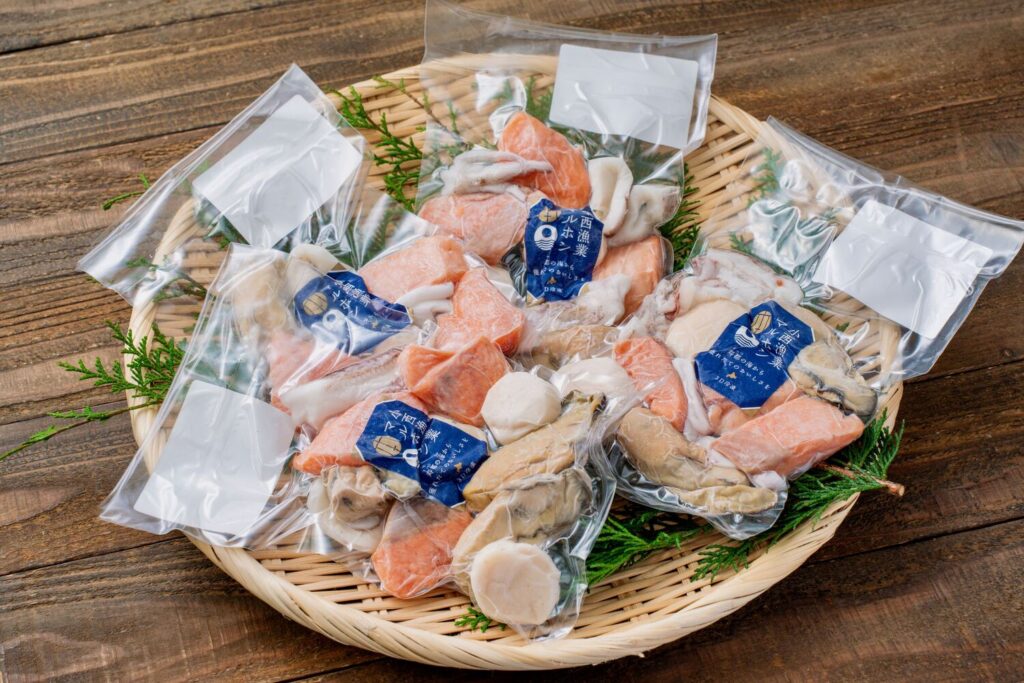 マルホン小西漁業のシーフードミックスセット,北海道産の秋鮭とホタテと牡蠣とイカ