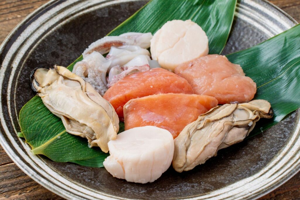 マルホン小西漁業のシーフードミックス,北海道産の秋鮭とホタテと寿カキとイカ