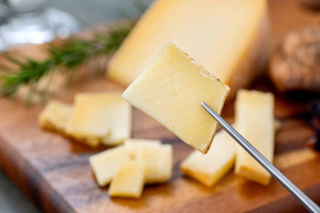 薄くカットした半田ファームのオチャード,北海道産ナチュラルチーズ