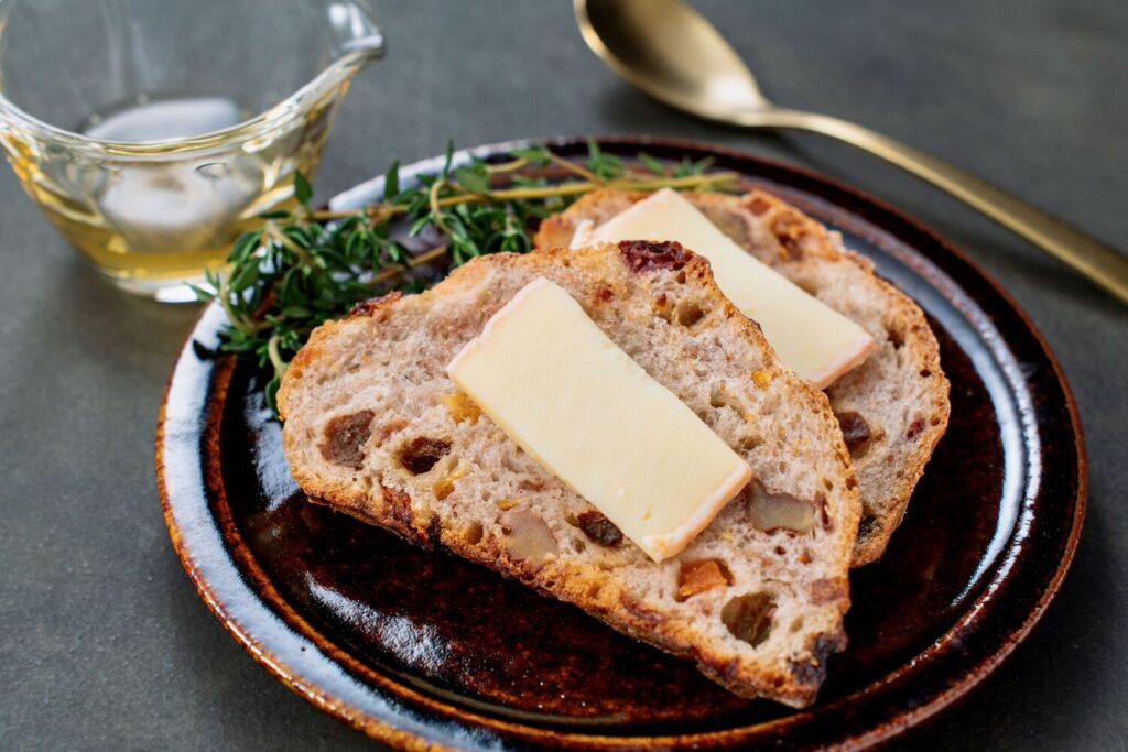 ドライフルーツのパンに半田ファームのチモシーをトッピング,北海道産のナチュラルチーズ