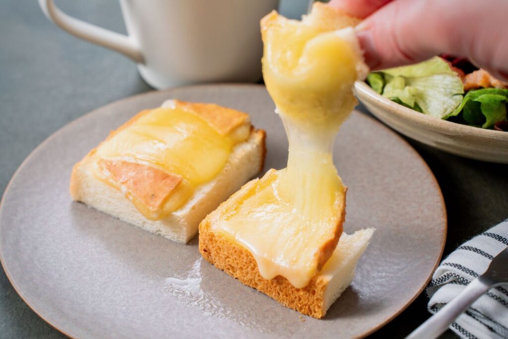 半田ファームのウォッシュタイプチーズのチモシーをトッピングしたトースト,伸びるチーズ