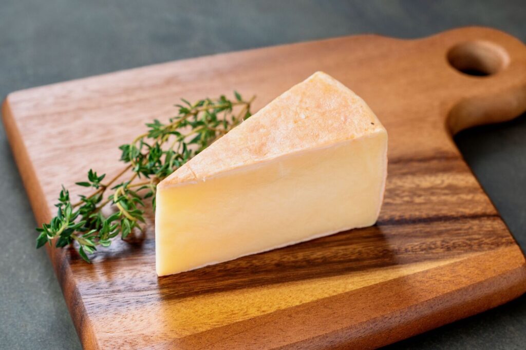 半田ファームのウォッシュタイプチーズのチモシー,北海道産ナチュラルチーズ