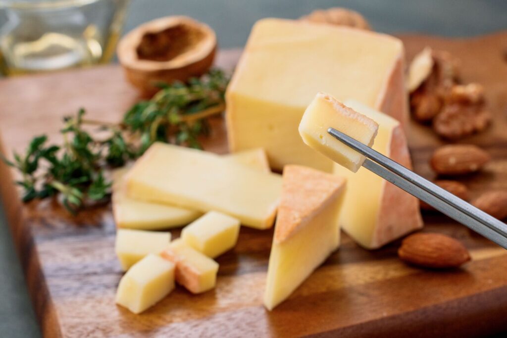 半田ファームのウォッシュタイプチーズのチモシー,北海道産ナチュラルチーズ