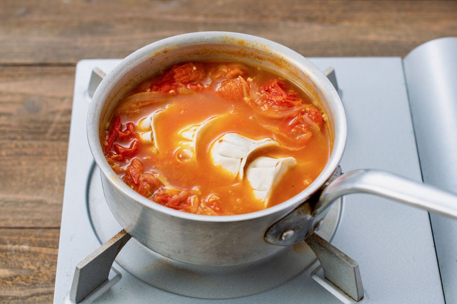 トマトのスープに冷凍餃子を入れて煮込む,餃子スープ