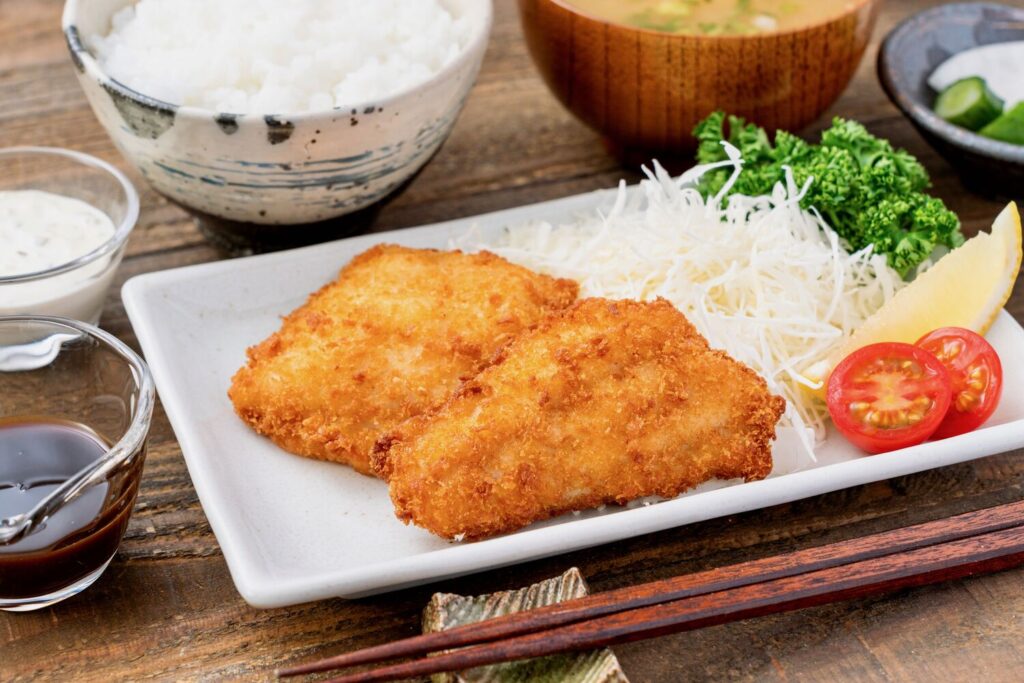 北海道産のホッケフライと千切りキャベツとご飯と味噌汁,白身魚フライ定食